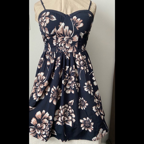 Band of Gypsies Dresses & Skirts - BAND OF GYPSIES FLORAL SUMMER DRESS